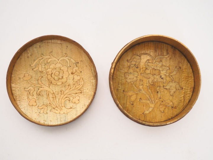 Boite cylindrique début XIXème en marqueterie de paille à décor de cha