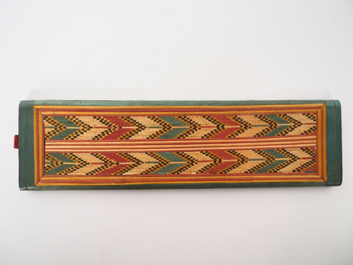 Etui plat à messages XIXème en marqueterie de paille. Dim. 17,5 x 5 cm