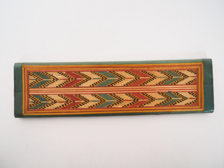 Etui plat à messages XIXème en marqueterie de paille. Dim. 17,5 x 5 cm