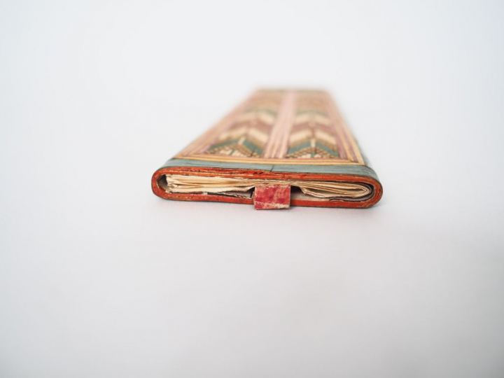 Etui plat à messages XIXème en marqueterie de paille. Dim. 17,5 x 5 cm