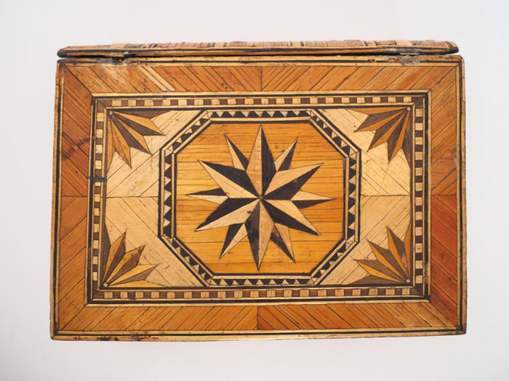 Boîte XIXème en marqueterie de paille figurant un livre en trompe l'œi