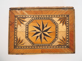 Vente aux enchères Boîte XIXème en marqueterie de paille figurant un livre en trompe l'œi