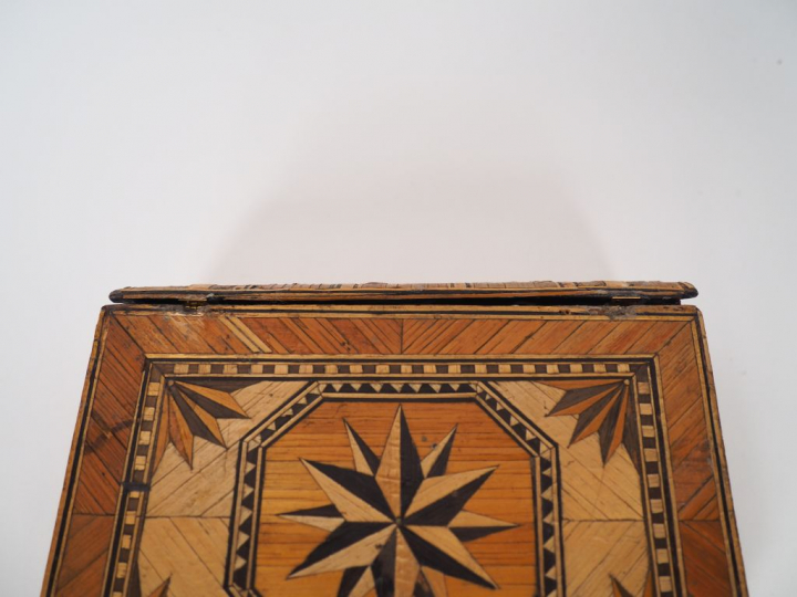 Boîte XIXème en marqueterie de paille figurant un livre en trompe l'œi