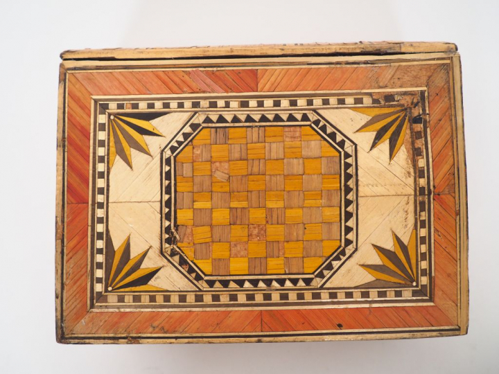 Boîte XIXème en marqueterie de paille figurant un livre en trompe l'œi
