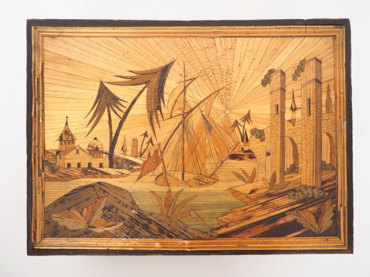 Coffret XIXème en marqueterie de paille à décor de marine exotique, in