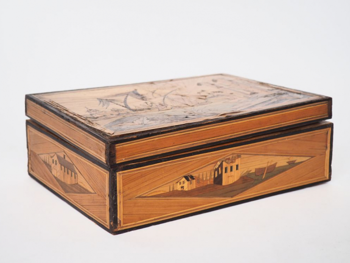 Coffret XIXème en marqueterie de paille à décor de marine exotique, in