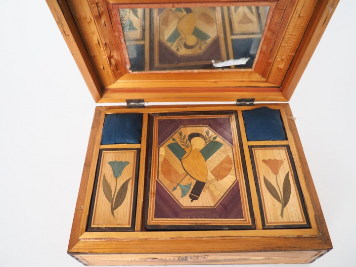 Coffret XIXème en marqueterie de paille à décor de marine exotique, in