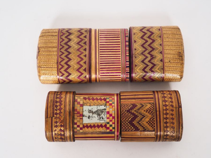 2 étuis XIXème en marqueterie de paille. Dim. 13,5 x 7 cm. Dim. 10 x 6