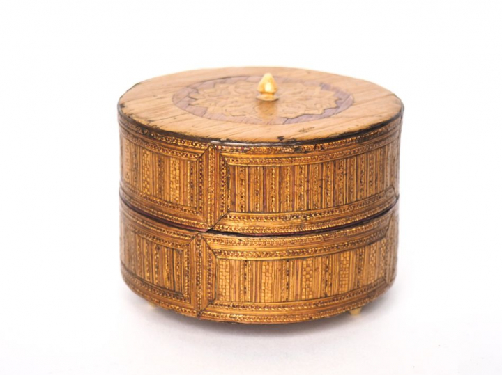 Etui cylindrique fin XVIIIème - début XIXème en marqueterie de paille 