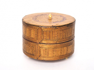 Vente aux enchères Etui cylindrique fin XVIIIème - début XIXème en marqueterie de paille 