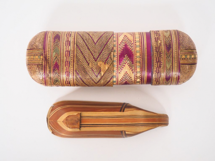 Etui XIXème en marqueterie de paille.  Dim. 13 x 6 cm. (manques) Boîte
