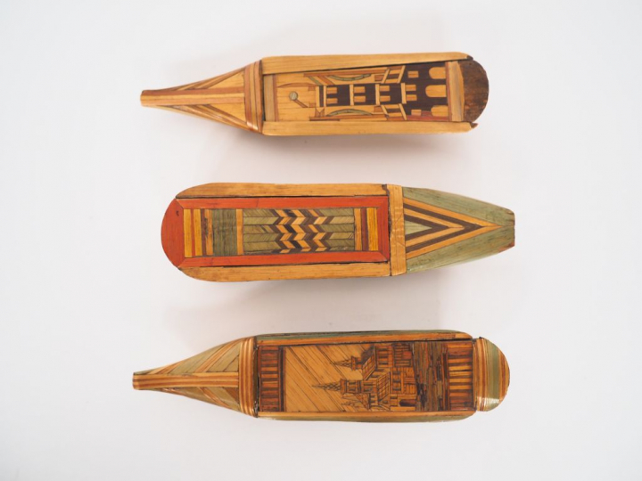 3 différents étuis en marqueterie de paille en forme de sabot.