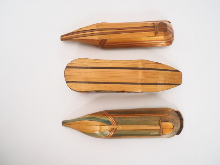 3 différents étuis en marqueterie de paille en forme de sabot.