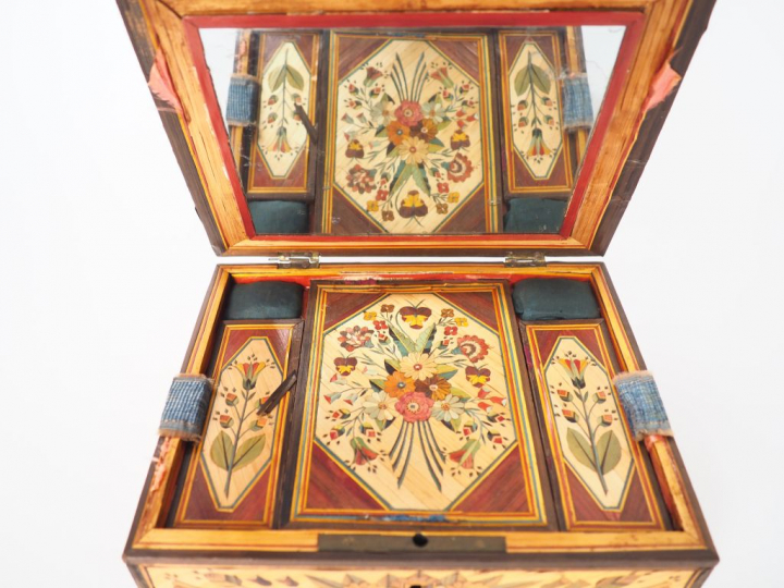 Petite boîte à couture début XIXème en marqueterie de paille à décor d