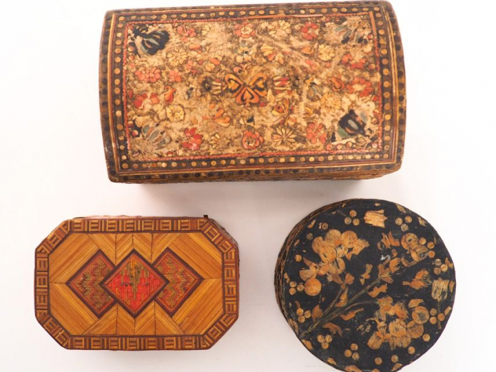 3 boîtes en marqueterie de paille. Dim. 8 x 14,5 x 8,5 cm Dim. 4 x 9 c