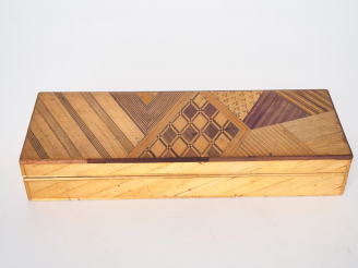 Vente aux enchères Boîte Art Déco en marqueterie de paille. Dim. 5 x 28 x 9,5 cm.  (Manqu