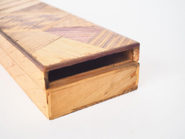 Boîte Art Déco en marqueterie de paille. Dim. 5 x 28 x 9,5 cm.  (Manqu