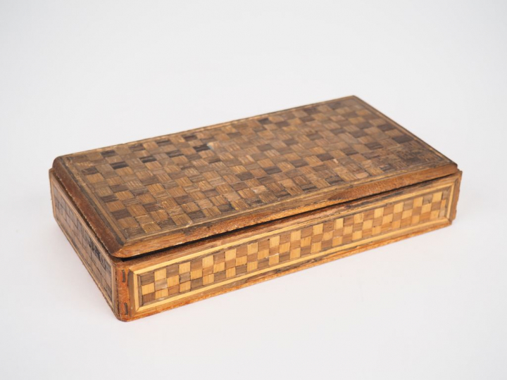 Boîte à jetons en marqueterie de paille à décor de damier. Dim. 2,3 x 