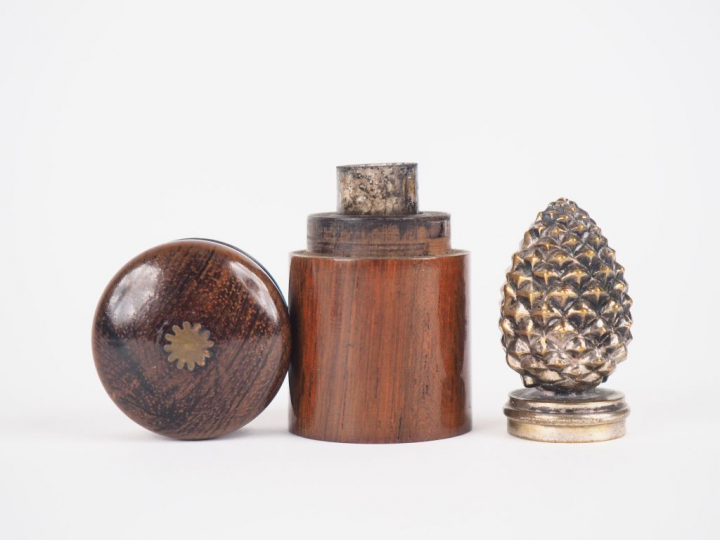 Encrier en palissandre. H. 5 cm. On y joint un cachet en métal argenté