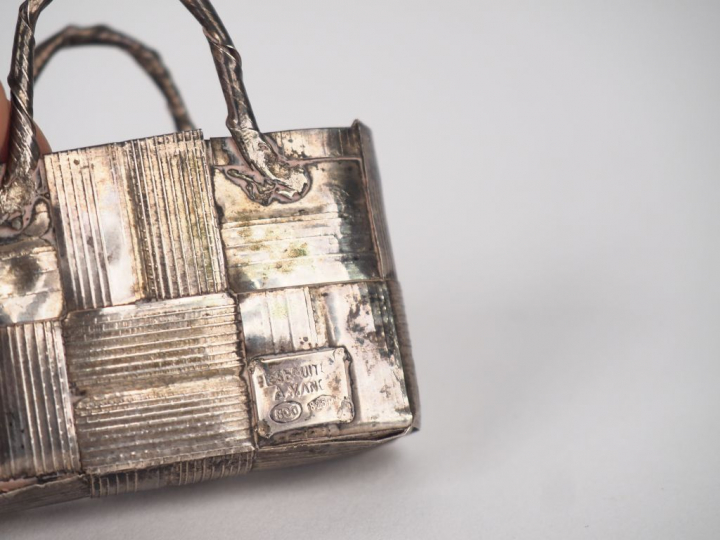 Baguier en argent en forme de panier. Signé. Dim. 5,5 x 5,5 cm.   