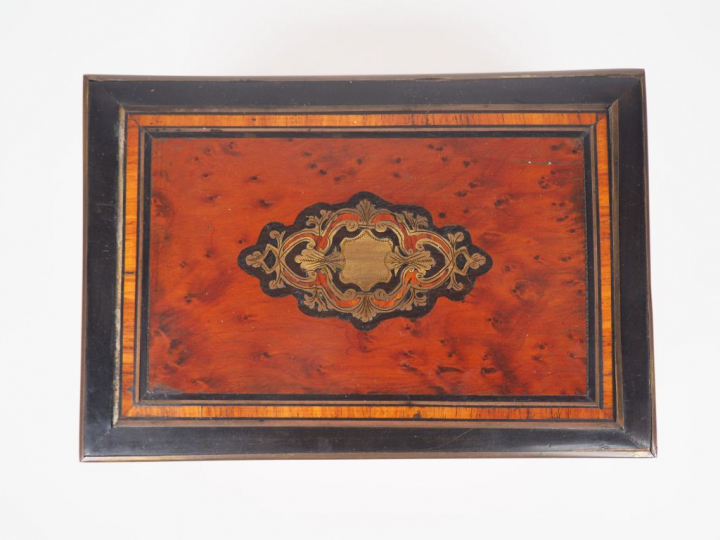 Coffret à bijoux Napoléon IIII en marqueterie Boulle. Dim. 9,5 x 22 x 