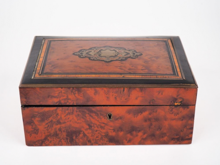 Coffret à bijoux Napoléon IIII en marqueterie Boulle. Dim. 9,5 x 22 x 