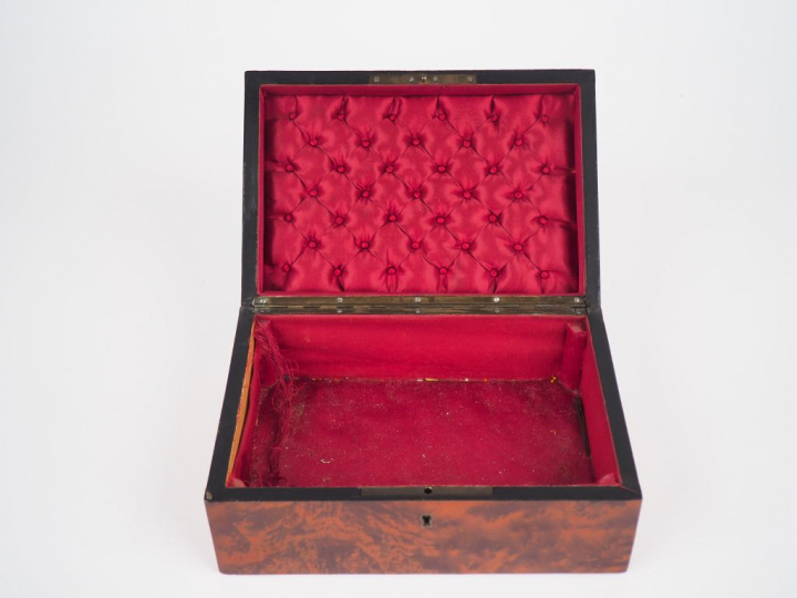 Coffret à bijoux Napoléon IIII en marqueterie Boulle. Dim. 9,5 x 22 x 