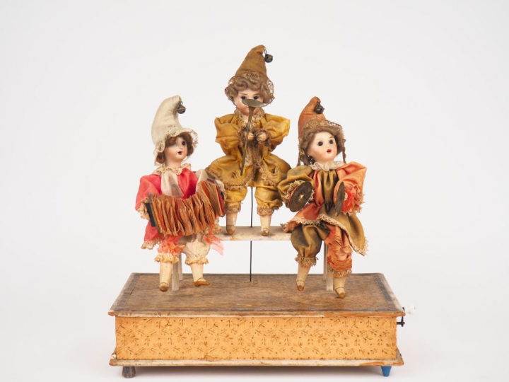 Automate "Le petit orchestre", 3 musiciens tête porcelaine, habits d'o