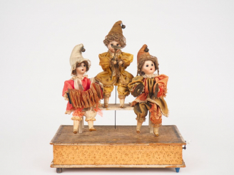 Vente aux enchères Automate "Le petit orchestre", 3 musiciens tête porcelaine, habits d'o