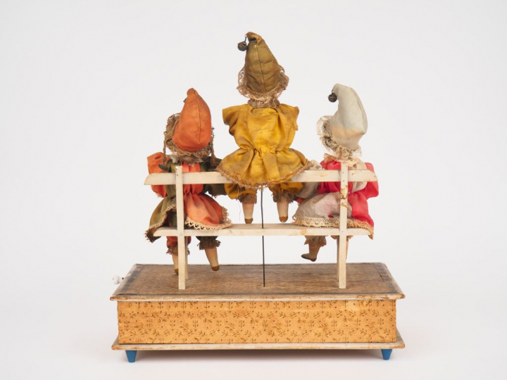 Automate "Le petit orchestre", 3 musiciens tête porcelaine, habits d'o