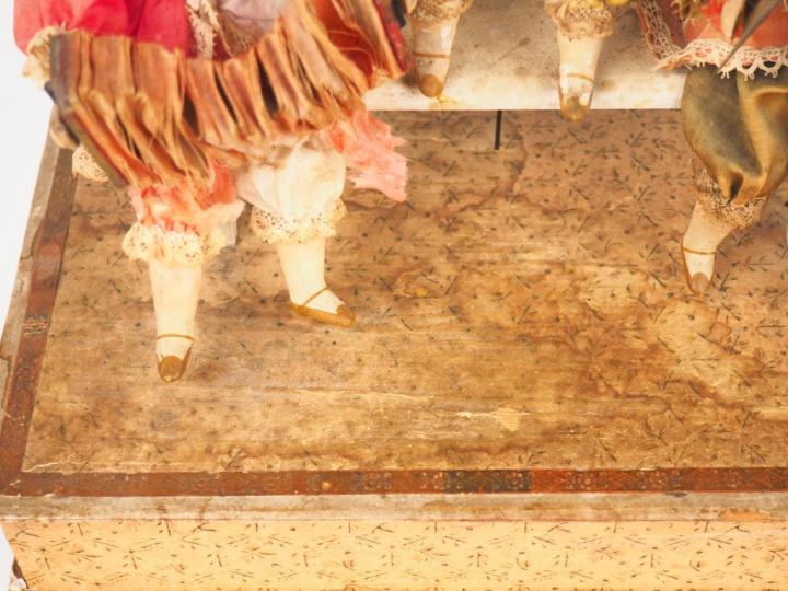 Automate "Le petit orchestre", 3 musiciens tête porcelaine, habits d'o