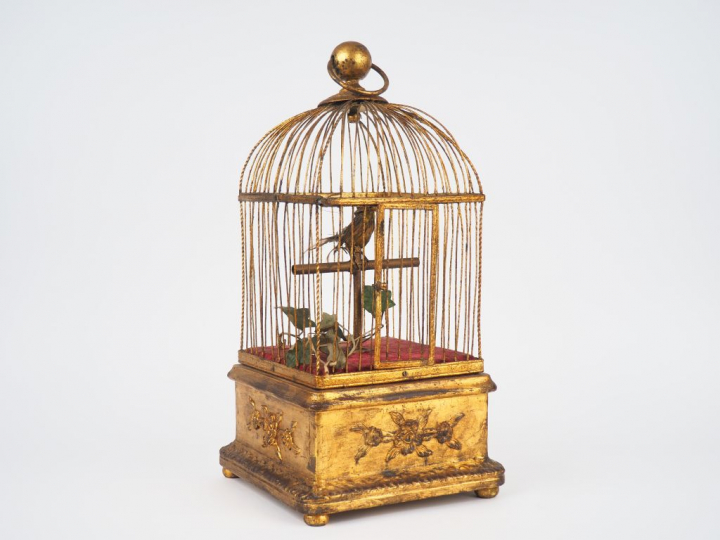 Automate 1900 en bois doré métal et velours, figurant un oiseau chante
