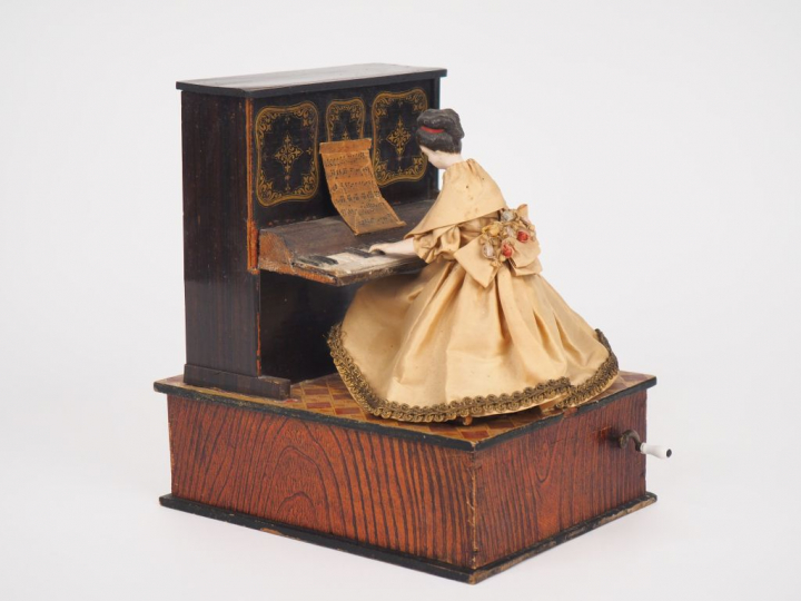 Poupée automate, "Joueuse de Piano", tête et mains en porcelaine. Dim 