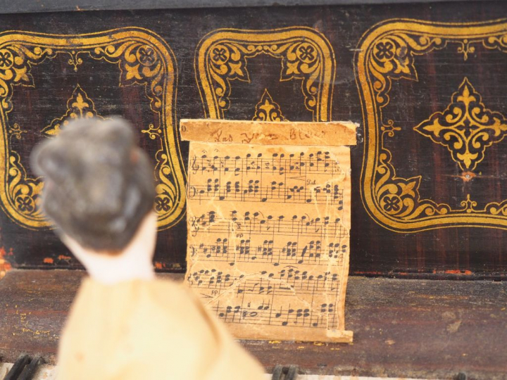 Poupée automate, "Joueuse de Piano", tête et mains en porcelaine. Dim 