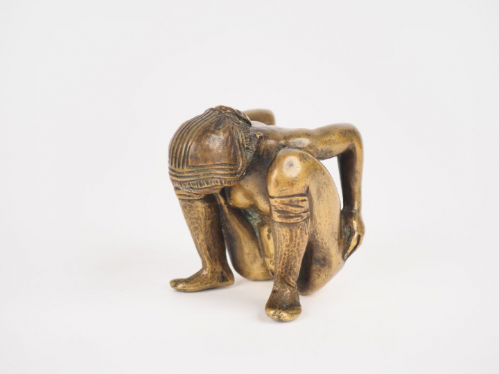 Sujet XIXème en bronze "jeune femme urinant". H. 7 x 7,5 x 5,5 cm.