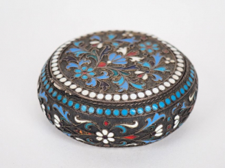 Vente aux enchères Pilulier en vermeil et émail cloisonné. Moscou, fin du XIXe siècle. Le