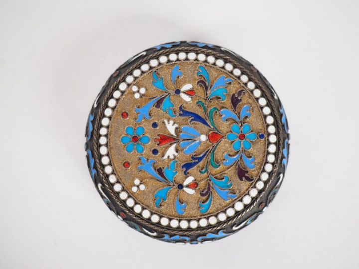 Pilulier en vermeil et émail cloisonné. Moscou, fin du XIXe siècle. Le