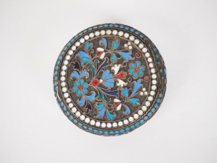 Pilulier en vermeil et émail cloisonné. Moscou, fin du XIXe siècle. Le