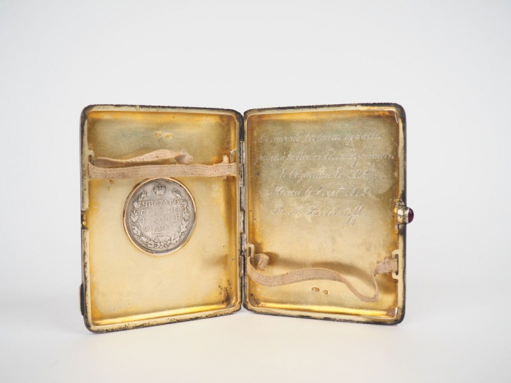 Étui à cigarettes début XXème en argent. Moscou, 1912. Corps strié, le