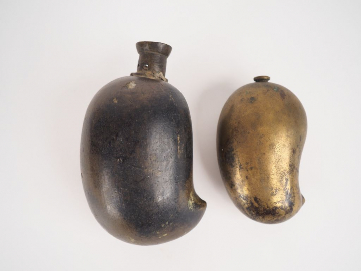 2 poires à poudre Mogol en bronze. H. 10 cm. H. 8 cm.