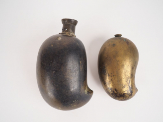 Vente aux enchères 2 poires à poudre Mogol en bronze. H. 10 cm. H. 8 cm.
