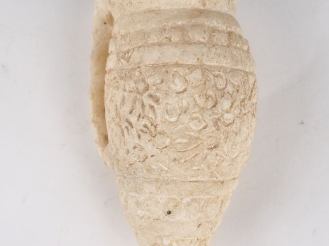 Vase en marbre à décor sculpté et restes d'inscription latine sur le c