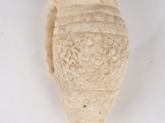 Vente aux enchères Vase en marbre à décor sculpté et restes d'inscription latine sur le c