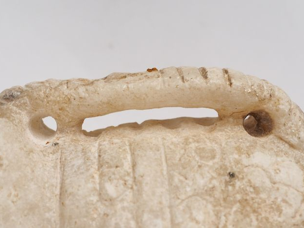 Vase en marbre à décor sculpté et restes d'inscription latine sur le c