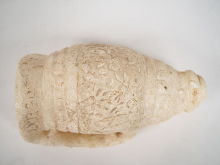 Vase en marbre à décor sculpté et restes d'inscription latine sur le c