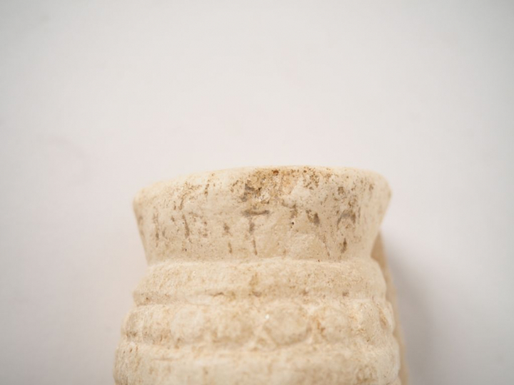 Vase en marbre à décor sculpté et restes d'inscription latine sur le c