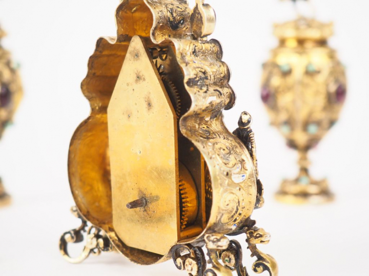 Garniture miniature Restauration de style néogothique en vermeil et ca