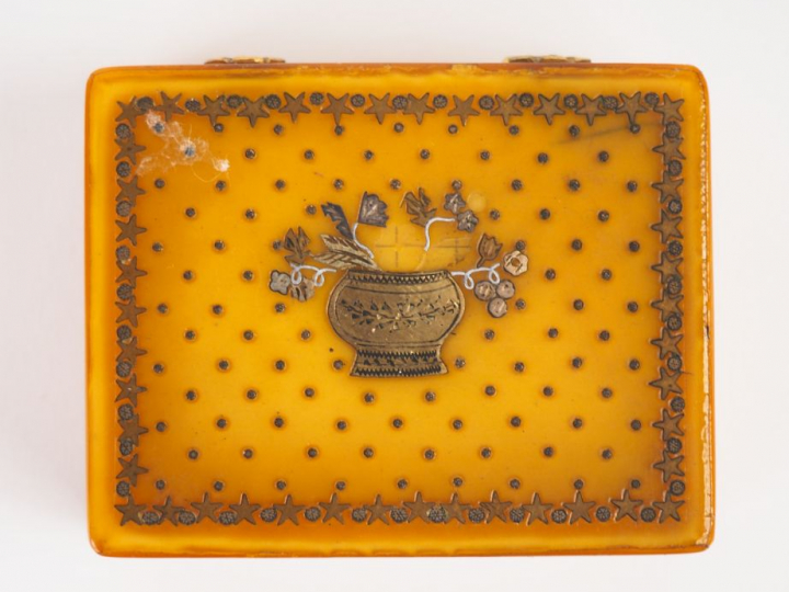 Boîte à mouches Louis XVI  en corne et métal à décor d'étoiles et d'un