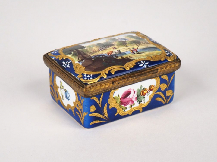 Boîte à mouches fin XVIIIème début  XIXème en porcelaine polychrome re