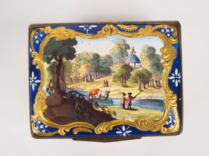 Boîte à mouches fin XVIIIème début  XIXème en porcelaine polychrome re